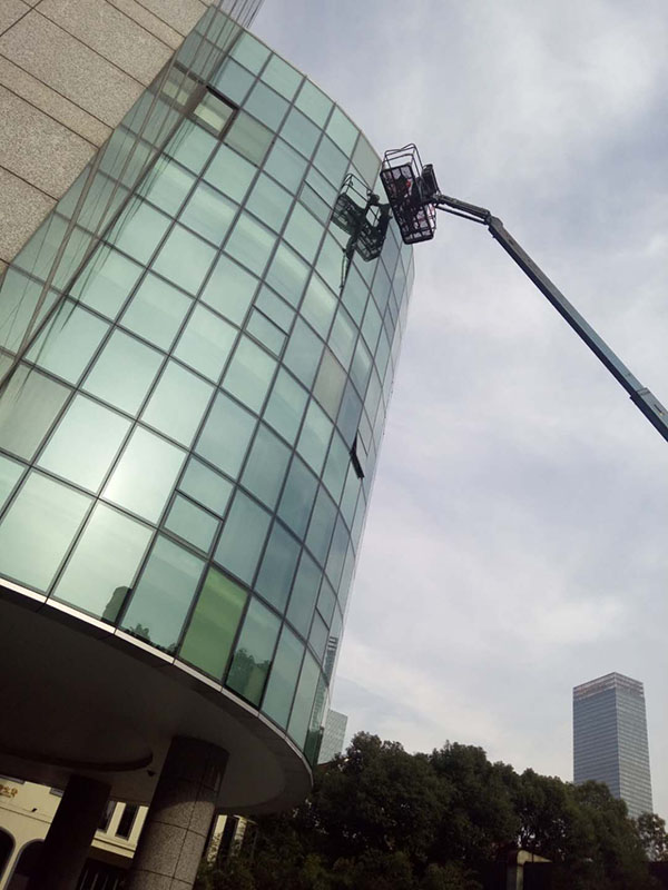 靜安區(qū)政府單位玻璃幕墻外貼防爆膜